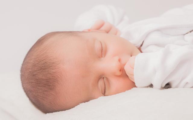 向き癖のある赤ちゃん、頭の形はドーナツ枕を使わないと治らない？