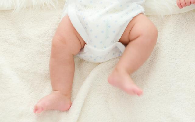 赤ちゃんの股関節から音が…これって股関節脱臼？