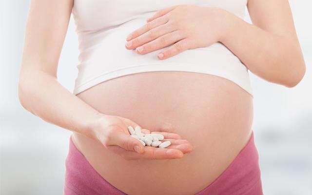 妊娠中の便秘、薬を飲んでも大丈夫？